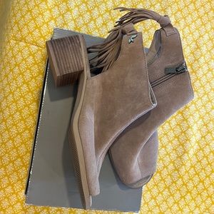 Koolaburra by Ugg womens heels. Zip side size 11. New tan/suede color.
